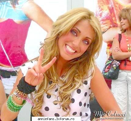 poze - anahi da autografe - annie